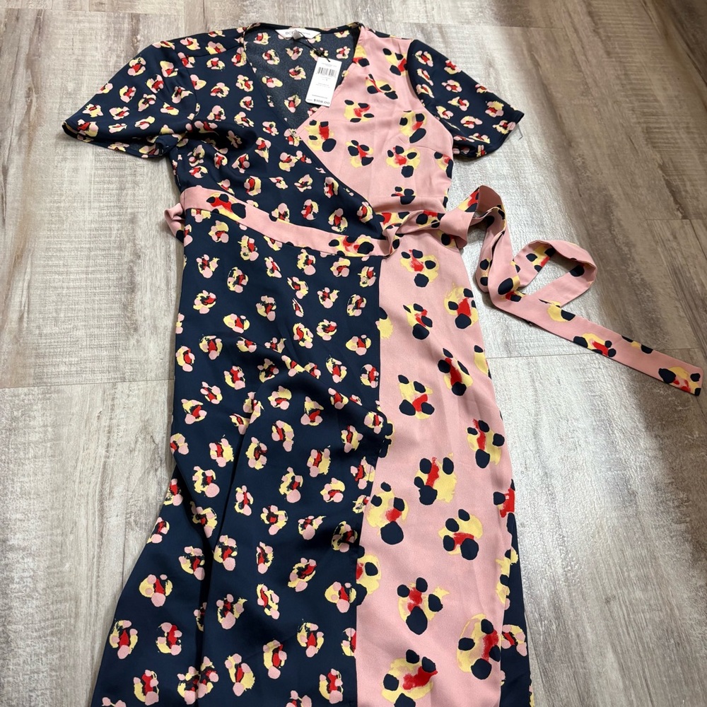 BCBGeneration Colorblock Floral Wrap Small